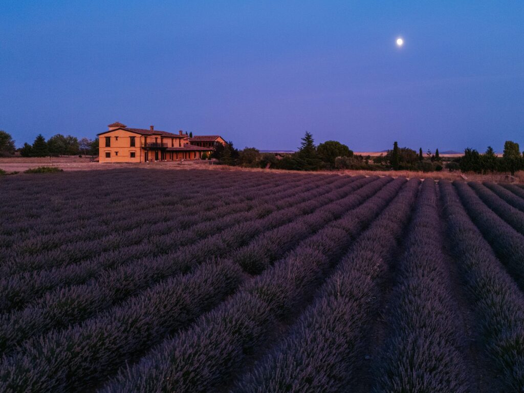 Vista de noche del exterior del Hotel Abba Tiedra
