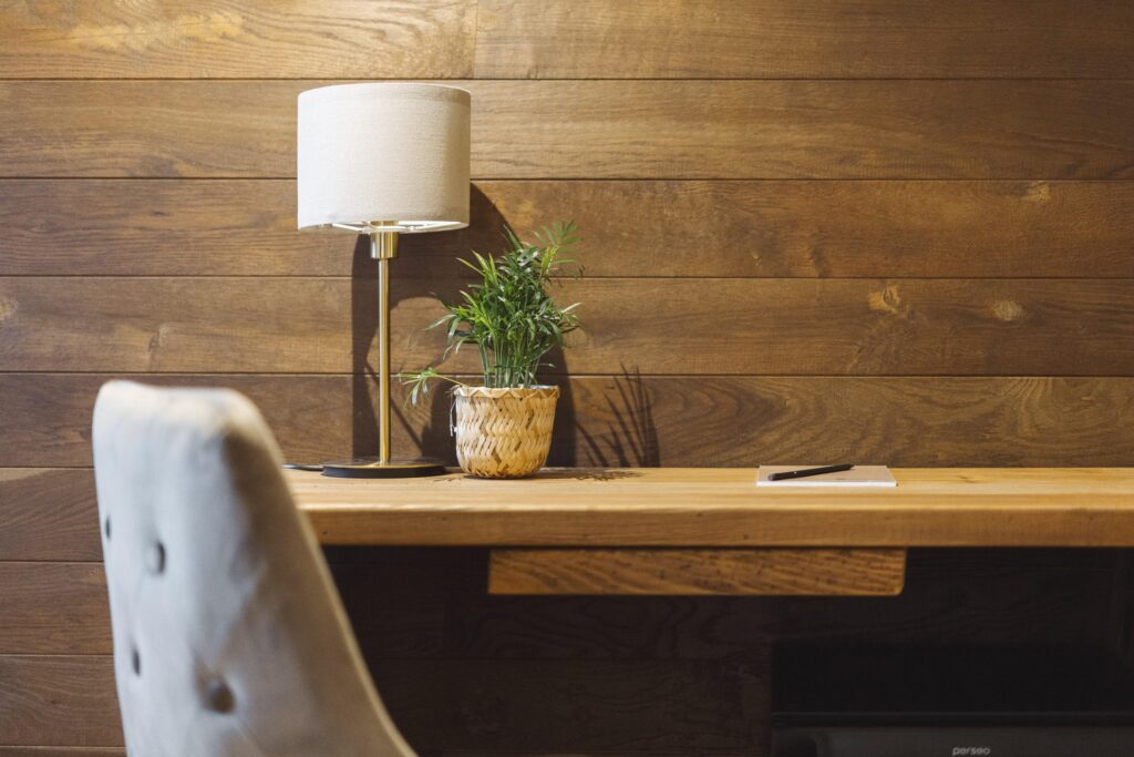 Detalle del escritorio de una habitación