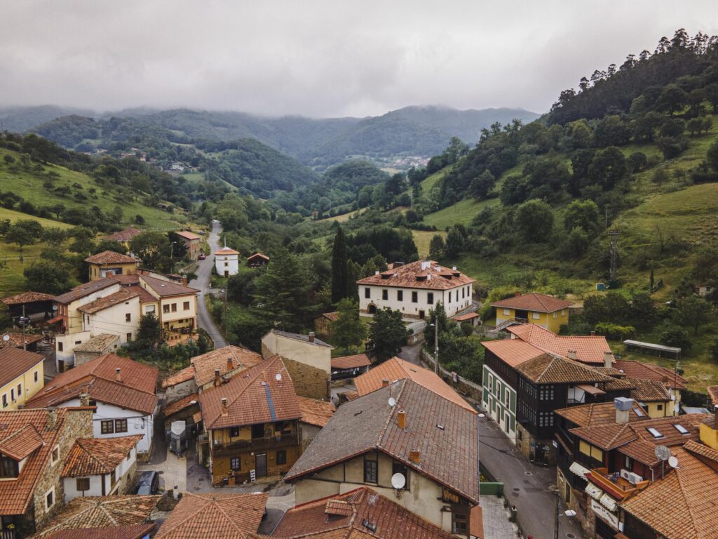 Vista de Dron de Cenera con el Hotel Palacio de Arriba en Asturias