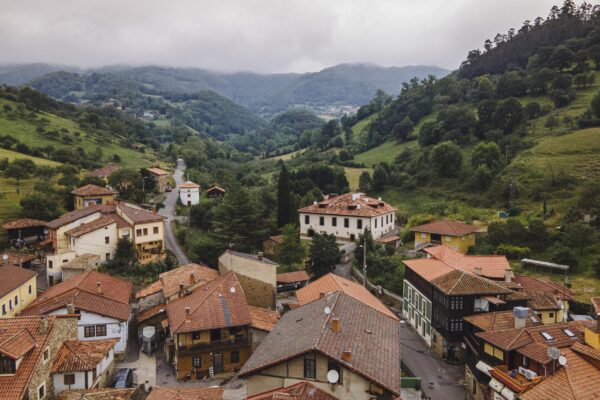 Vista de Dron de Cenera con el Hotel Palacio de Arriba en Asturias