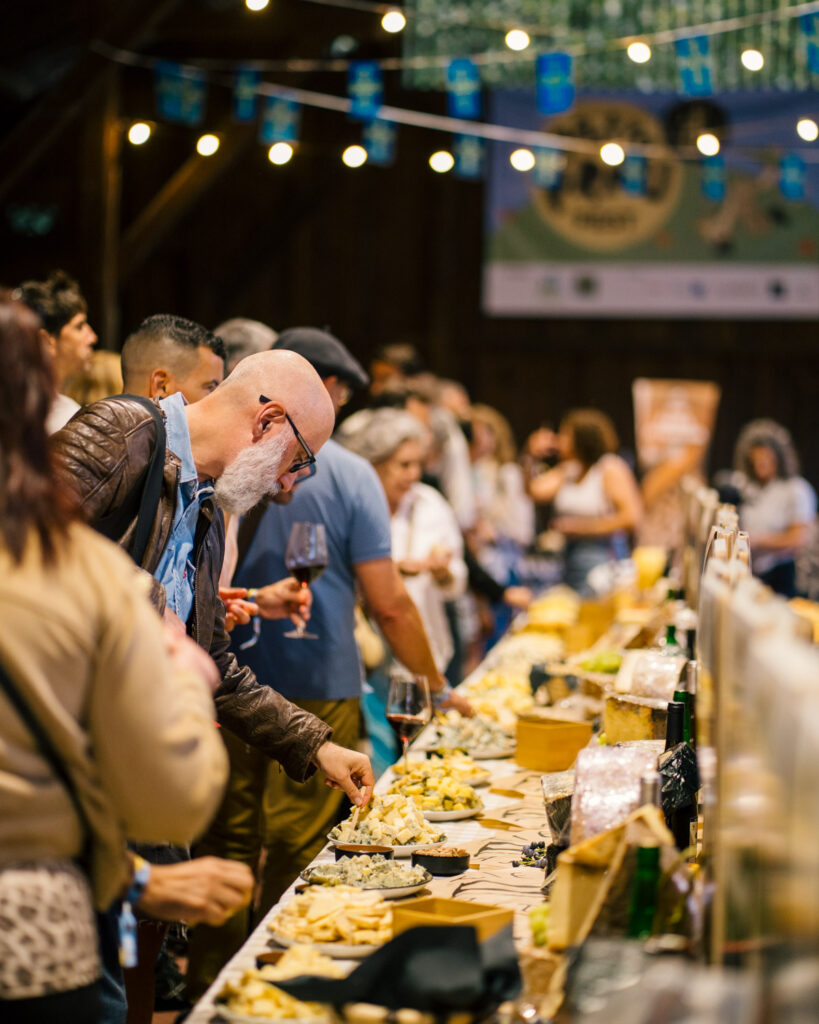 GastroPrau Fest Gijón: gente probando y disfrutando de la selección de quesos asturianos.
