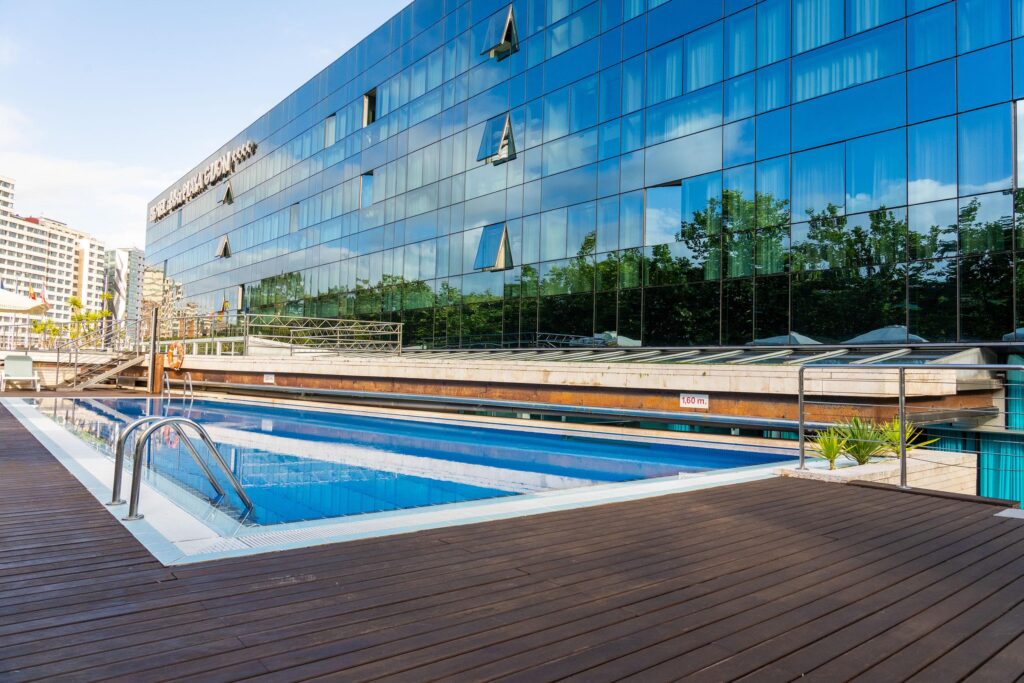Piscina exterior del Hotel Abba en Gijón