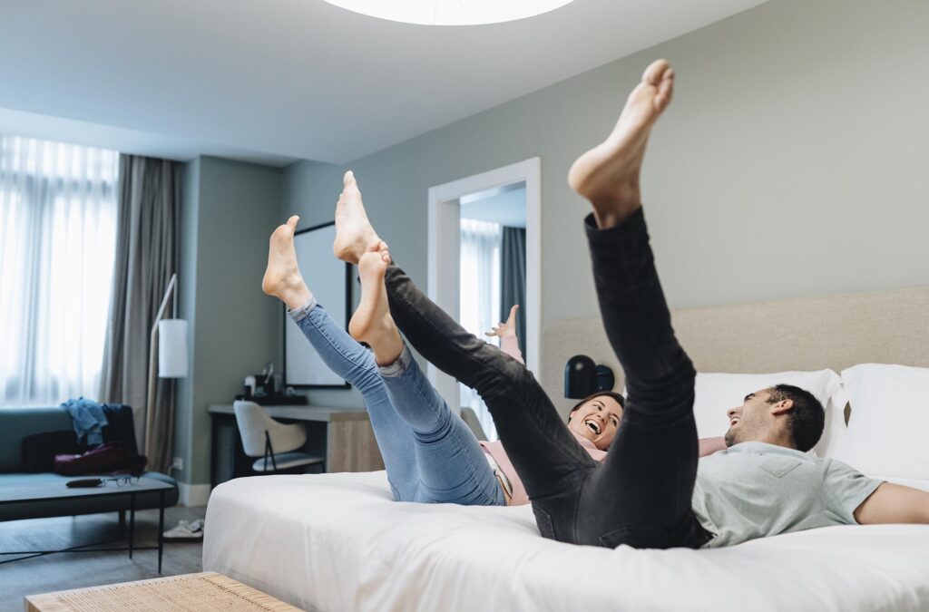 Una pareja felíz en la habitación del hotel