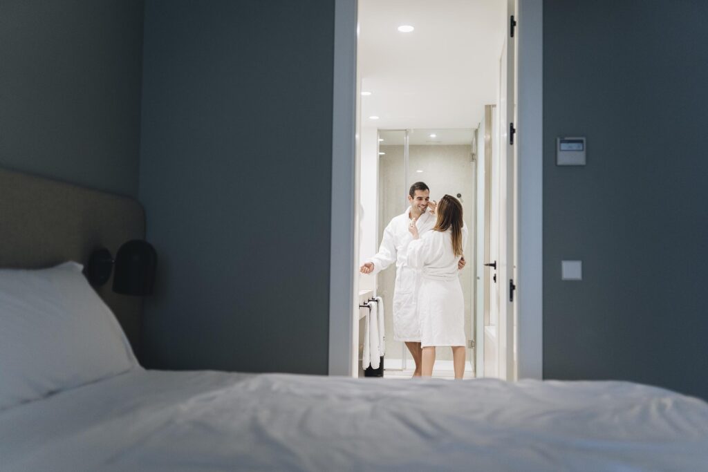 Una pareja en el baño de la habitación del hotel