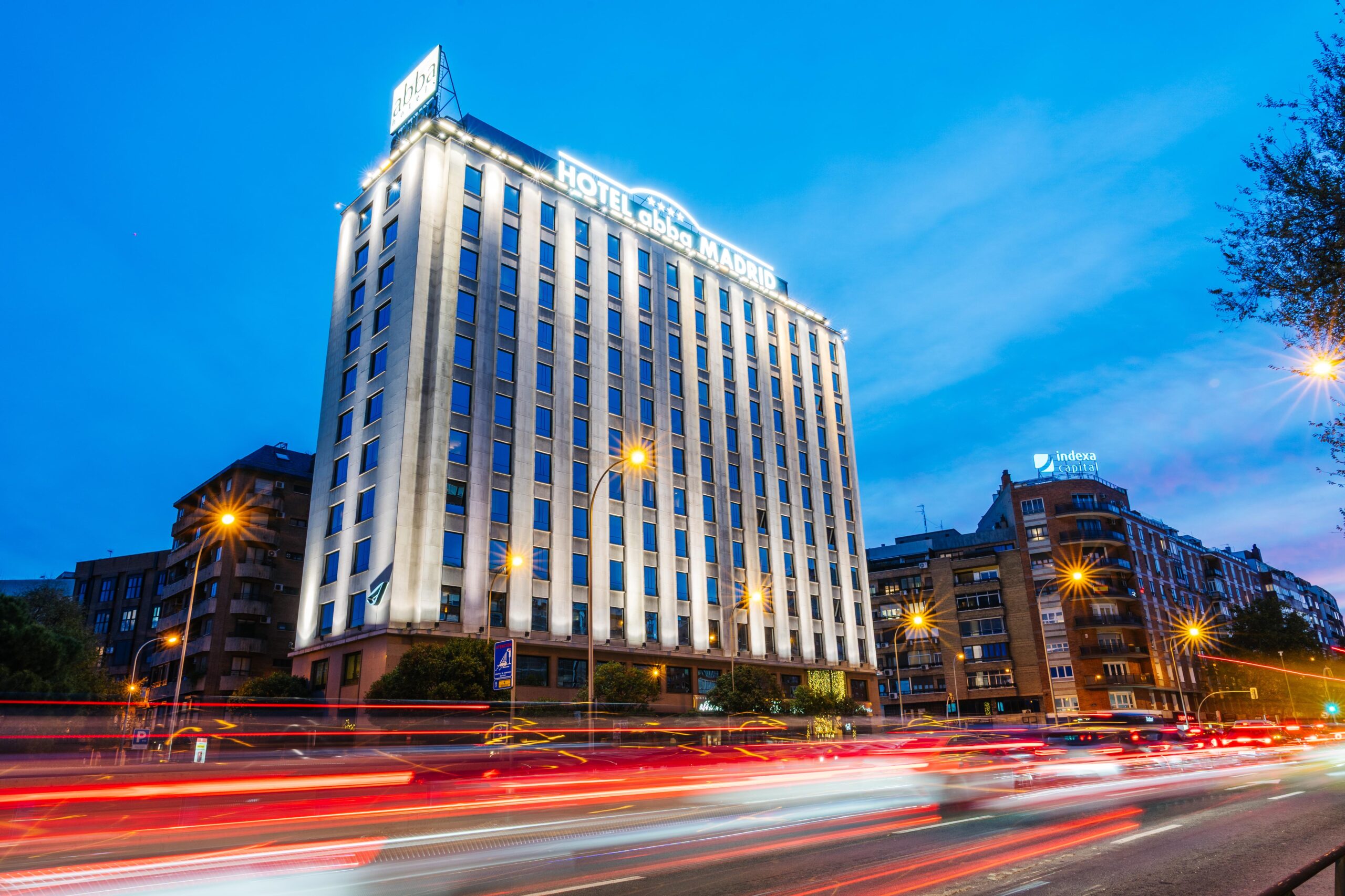 Exterior de hotel ABBA en Madrid al anochecer