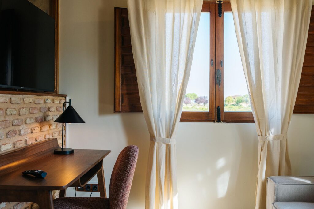 Habitación del Hotel ABBA Tiedra con paredes de piedra