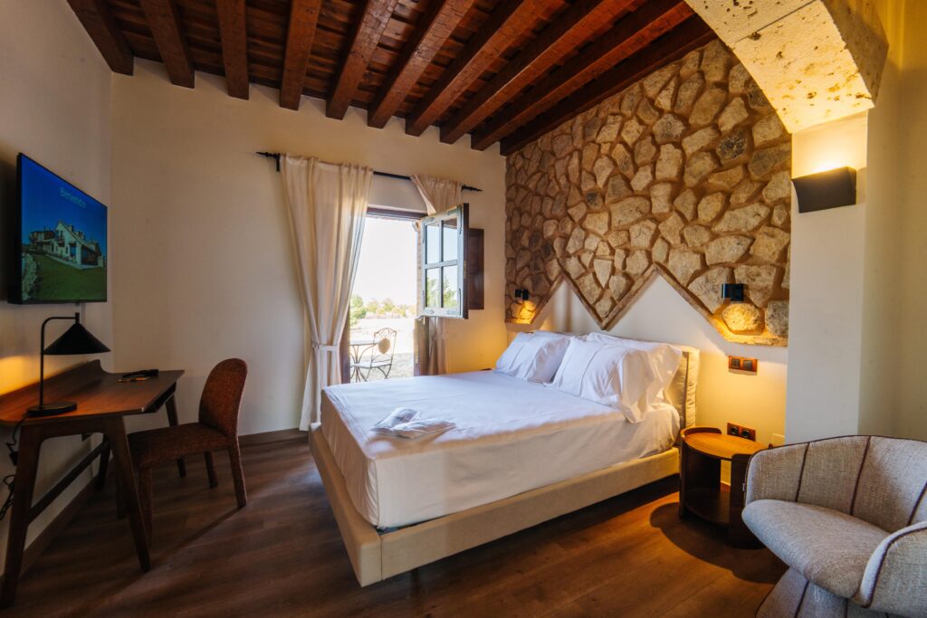Habitación del Hotel ABBA Tiedra con paredes de piedra