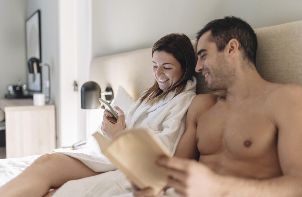 Pareja relajándose en la habitación de un hotel