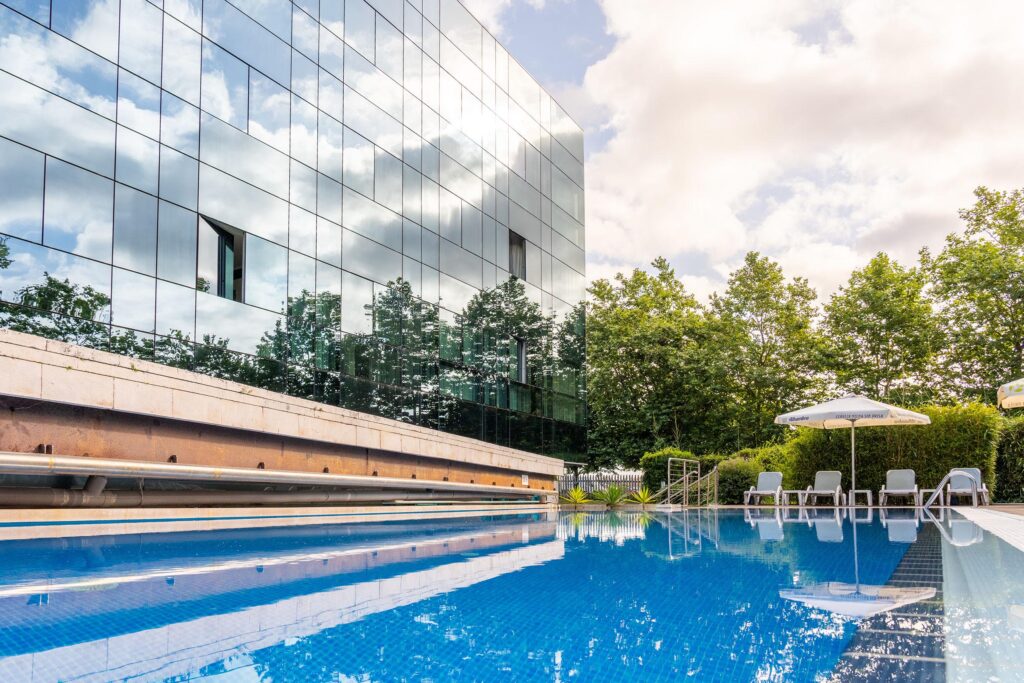 Piscina exterior del Hotel ABBA Gijón