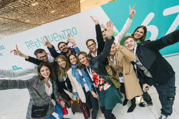 Asistentes a un Congreso posan ante un Photocall
