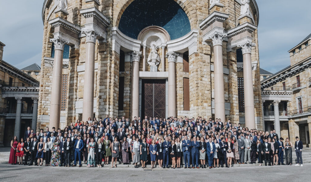 Fotografía de grupo de una convención en la Universidad Laboral de Gijón